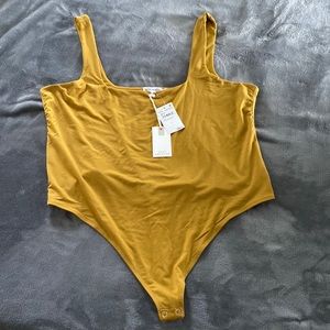 Good American bodysuit in color Goldenrod SZ 7. NWT.